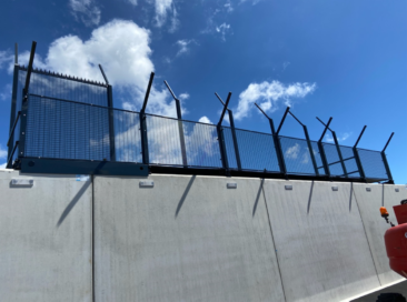 Projet entre ACE et Orano : montage de la clôture “haute sécurité” sur le site de La Hague